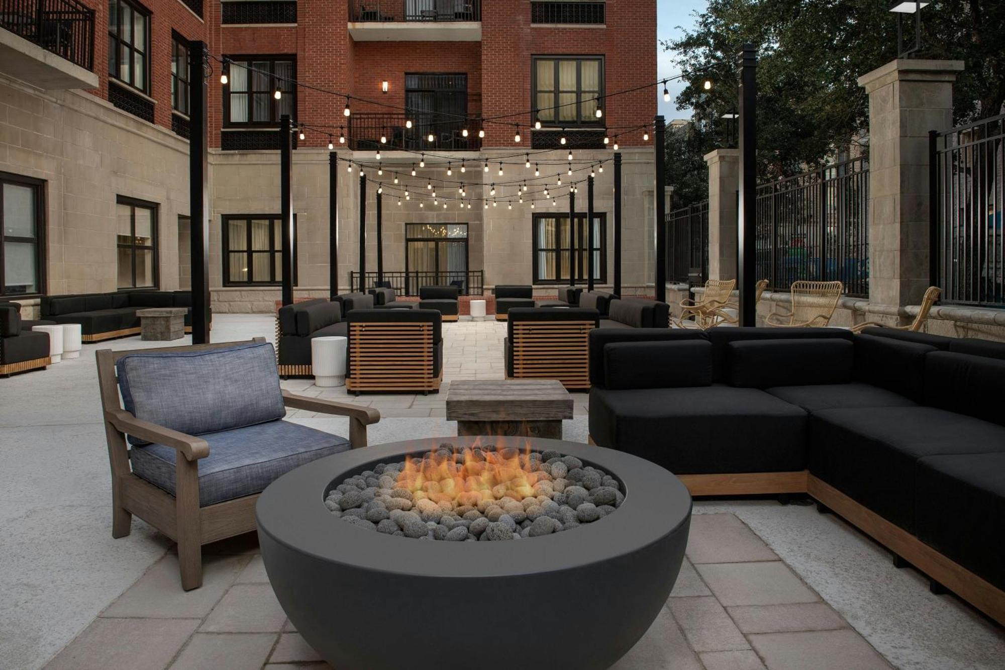 Courtyard By Marriott Savannah Downtown - Historic District Exterior photo